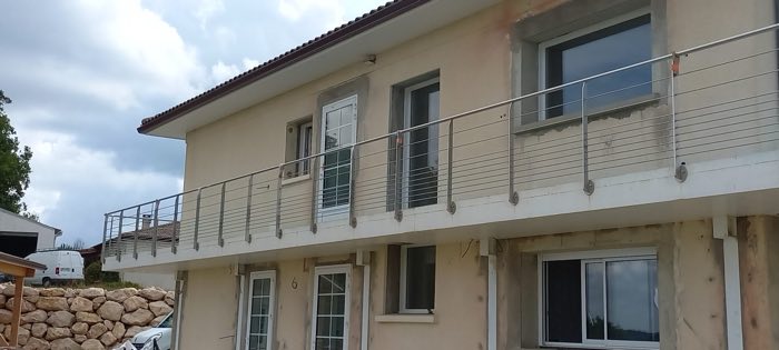 Garde-corps inox à lisses horizontales sur le balcon filant d'une maison individuelle