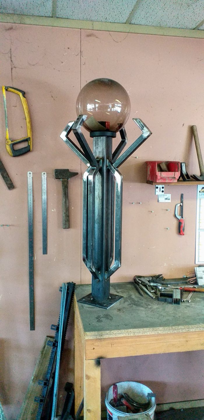 Lampadaire décoratif en acier à globe et couronne soudée, en cours de fabrication à l'atelier