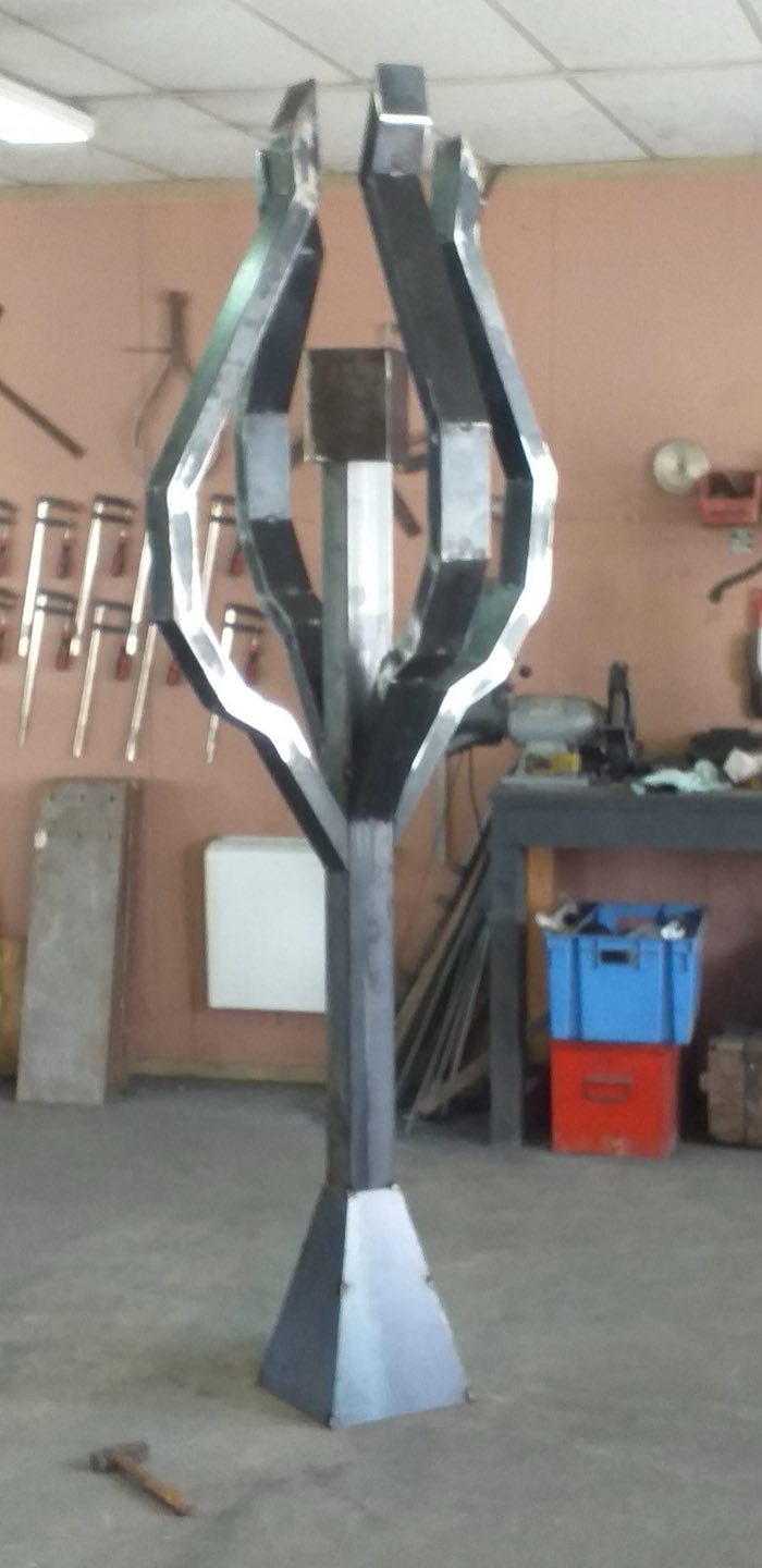 Sculpture d'arbre stylisé en acier soudé sur socle, dans l'atelier