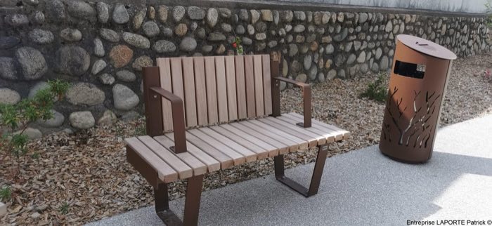 Banc public à lattes de bois et piétement acier brun, avec corbeille assortie ajourée d'un motif d'arbre